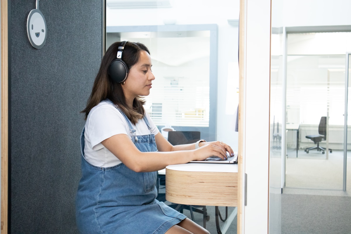 Dedicated virtual receptionist at work